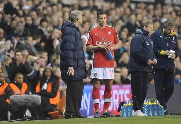 Robin van Persie and Arsenal manager Arsene Wenger. Tottenham Hotspur 2: 1 Arsenal