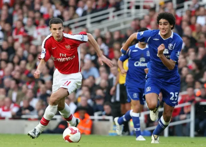 Framed Print : Robin van Persie (Arsenal) Marouane Fellaini (Everton) Framed Print : Robin van Persie (Arsenal) Marouane Fellaini (Everton)
