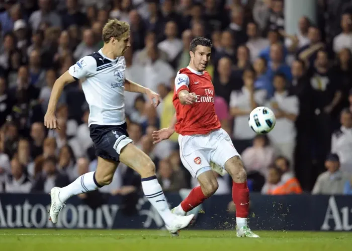 Framed Print : Robin van Persie (Arsenal) Michael Dawson (Tottenham). Tottenham Hotspur 3: 3 Arsenal