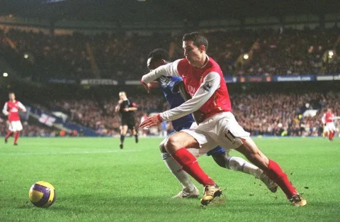 Framed Print : Robin van Persie (Arsenal) Michael Essien (Chelsea)