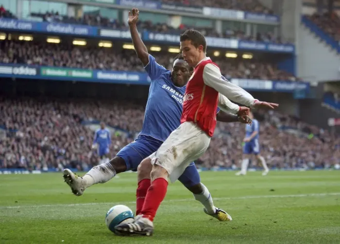 Framed Print : Robin van Persie (Arsenal) Michael Essien (Chelsea)