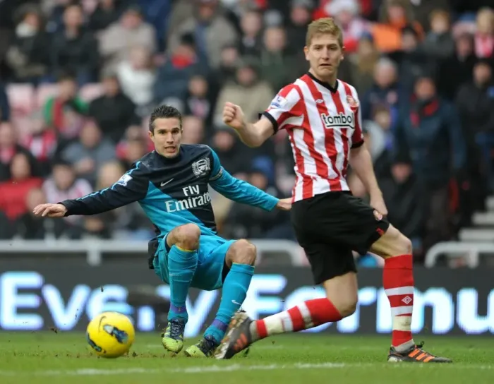 Framed Print : Robin van Persie (Arsenal) Michael Turner (Sunderland). Sunderland 1: 2 Arsenal