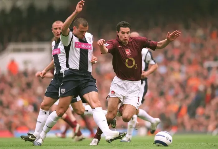 Framed Print : Robin van Persie (Arsenal) Neil Clement (West Brom) Framed Print : Robin van Persie (Arsenal) Neil Clement (West Brom)