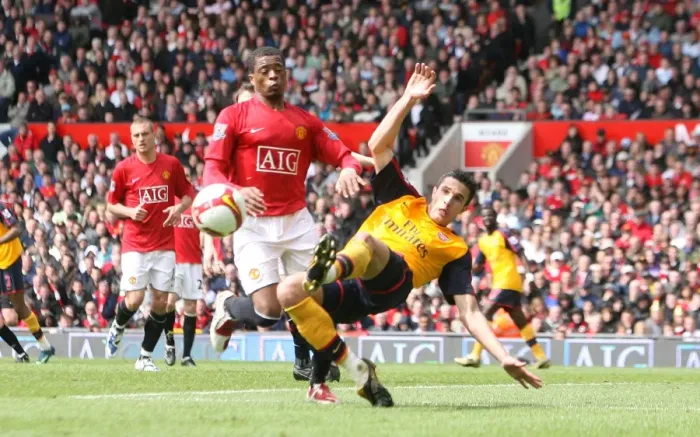 Framed Print : Robin van Persie (Arsenal) Patrice Evra (Man United) Framed Print : Robin van Persie (Arsenal) Patrice Evra (Man United)