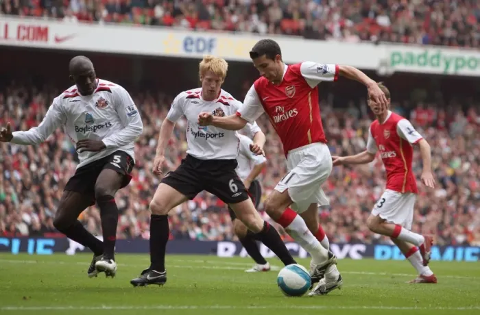 Framed Print : Robin van Persie (Arsenal) Paul McShane and Nyron Nosworthy (Sunderland)