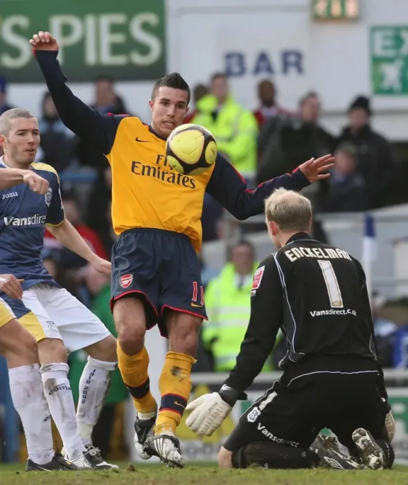 Framed Print : Robin van Persie (Arsenal) Peter Enckelman (Cardiff)