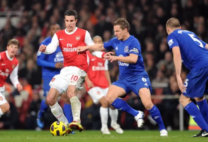 Framed Print : Robin van Persie (Arsenal) Phil Jagielka (Everton). Arsenal 2: 1 Everton
