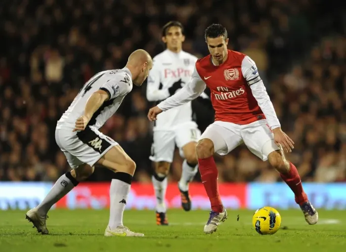 Framed Print : Robin van Persie (Arsenal) Phileppe Senderos (Fulham). Fulham 2: 1 Arsenal Framed Print : Robin van Persie (Arsenal) Phileppe Senderos (Fulham). Fulham 2: 1 Arsenal