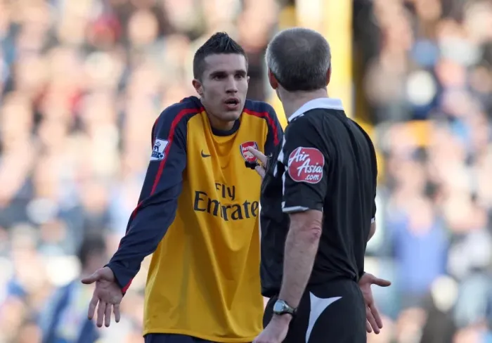 Framed Print : Robin van Persie (Arsenal) and Referee Martin Atkinson Framed Print : Robin van Persie (Arsenal) and Referee Martin Atkinson