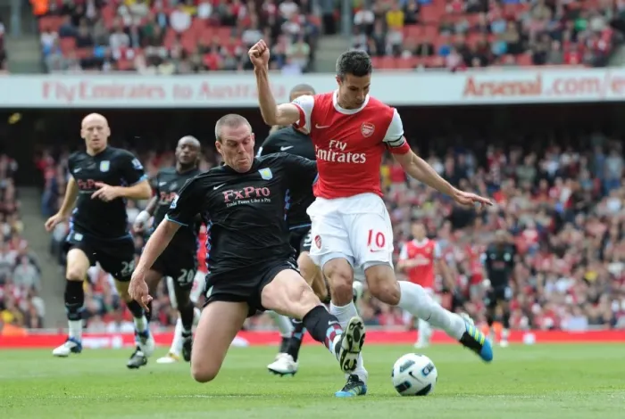 Framed Print : Robin van Persie (Arsenal) Richard Dunne (Villa). Arsenal 1: 2 Aston Villa