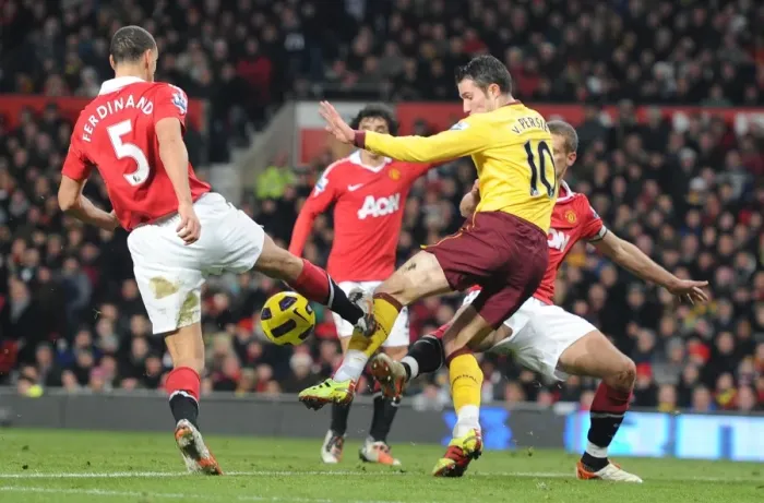 Framed Print : Robin van Persie (Arsenal) Rio Ferdinand (Man United). Manchester United 1: 0 Arsenal Framed Print : Robin van Persie (Arsenal) Rio Ferdinand (Man United). Manchester United 1: 0 Arsenal