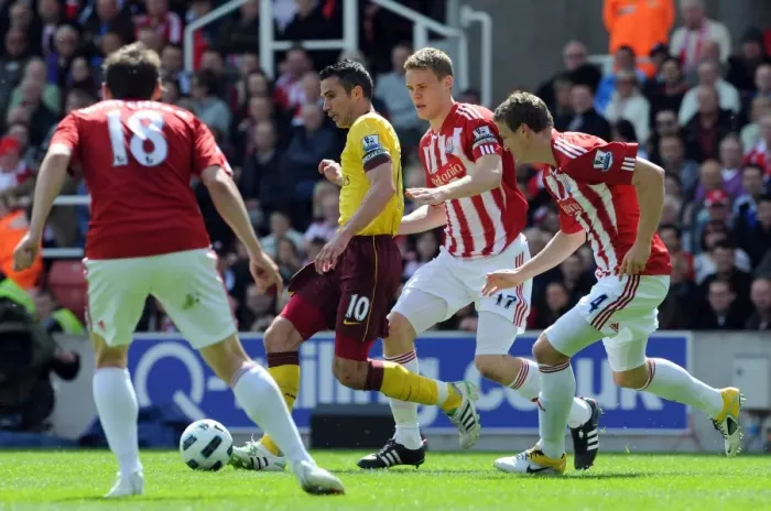 Framed Print : Robin van Persie (Arsenal) Robert Huth and Ryan Shawcross (Stoke). Stoke City 3: 1 Arsenal