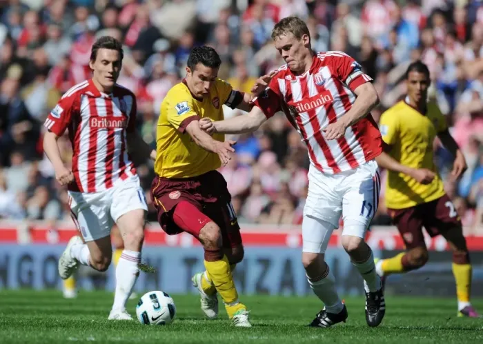 Framed Print : Robin van Persie (Arsenal) Ryan Shawcross (Stoke). Stoke City 3: 1 Arsenal