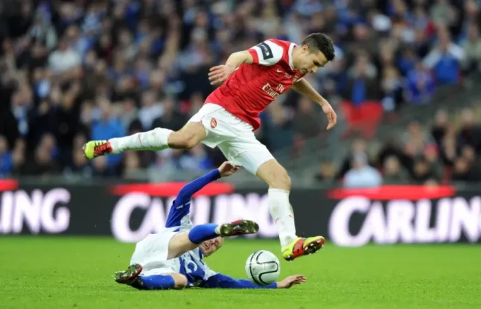 Framed Print : Robin van Persie (Arsenal) Sebastien Larsson (Birmingham). Arsenal 1: 2 Birmingham City