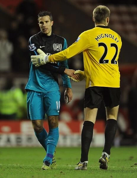 Robin van Persie (Arsenal) shakes hands with Simon Mignolet (Sunderland) at the final whistle
