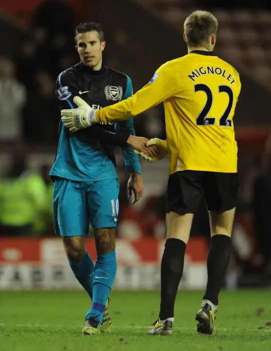 Framed Print : Robin van Persie (Arsenal) shakes hands with Simon Mignolet (Sunderland) at the final whistle