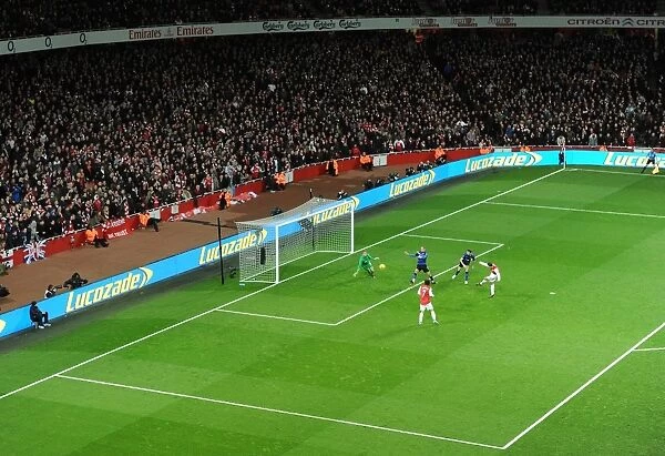 Robin van Persie (Arsenal) shoots wide past Anders Lindegaard (Man Utd)