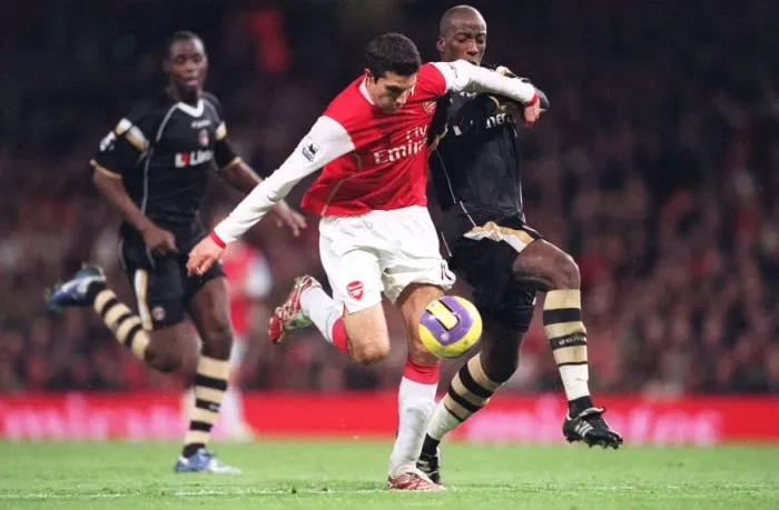 Framed Print : Robin van Persie (Arsenal) Souleymane Diawara (Charlton)