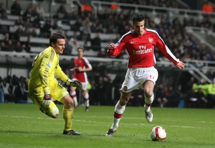 Framed Print : Robin van Persie (Arsenal) Steve Harper (Newcastle)