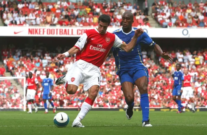 Framed Print : Robin van Persie (Arsenal) Sylvain Distan (Portsmouth)