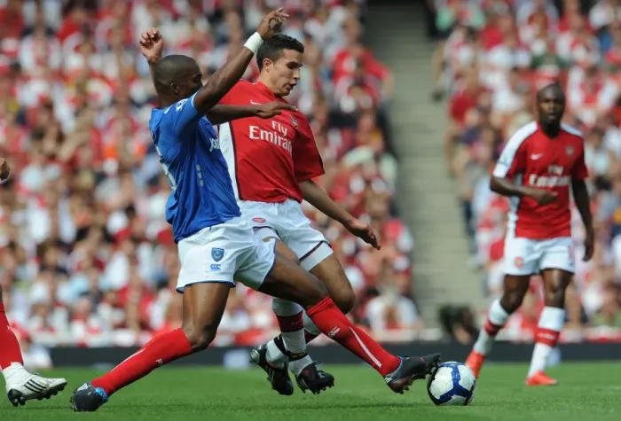 Framed Print : Robin van Persie (Arsenal) Sylvain Distin (Portsmouth)