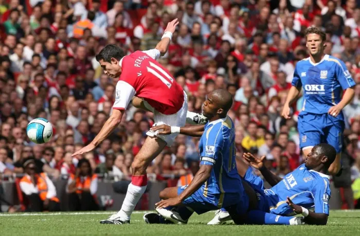 Framed Print : Robin van Persie (Arsenal) Sylvian Distan and Sulley Muntari (Portsmouth) Framed Print : Robin van Persie (Arsenal) Sylvian Distan and Sulley Muntari (Portsmouth)