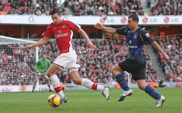 Framed Print : Robin van Persie (Arsenal) Tal Ben Haim (Sunderland) Framed Print : Robin van Persie (Arsenal) Tal Ben Haim (Sunderland)