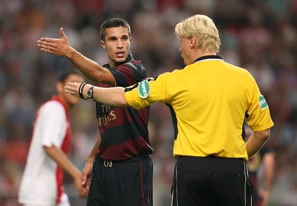 Robin van Persie (Arsenal) talks to the referee