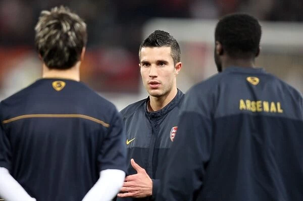 Robin van Persie (Arsenal) talks to his team mates during the warm up