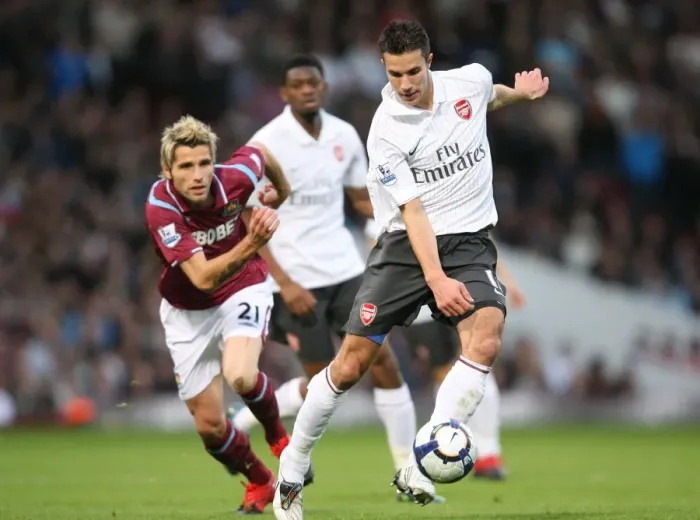 Framed Print : Robin van Persie (Arsenal) Valon Behrami (West Ham) Framed Print : Robin van Persie (Arsenal) Valon Behrami (West Ham)