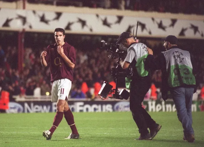 Framed Print : Robin van Persie (Arsenal) walks over to the fans followed by a TV Cameraman Framed Print : Robin van Persie (Arsenal) walks over to the fans followed by a TV Cameraman