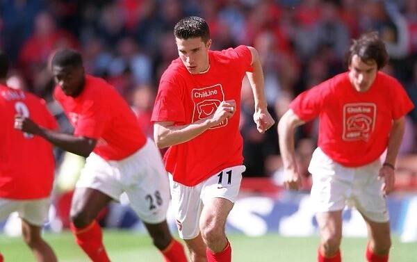 Robin van Persie (Arsenal) warms up in a Childline shirt. Arsenal 3:1 Liverpool