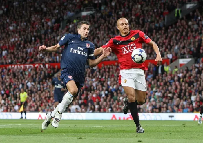 Framed Print : Robin van Persie (Arsenal) Wes Brown (Man Utd) Framed Print : Robin van Persie (Arsenal) Wes Brown (Man Utd)