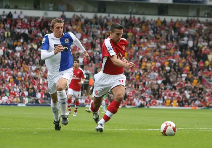 Framed Print : Robin van Persie breaks past Stephen Warnock to score