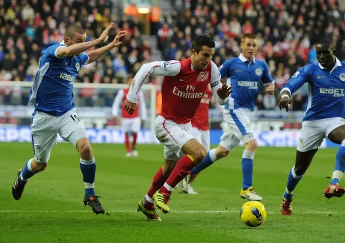 Framed Print : Robin van Persie Breaks Past Wigan's Defense: Arsenal vs Wigan Athletic, Premier League 2011-12