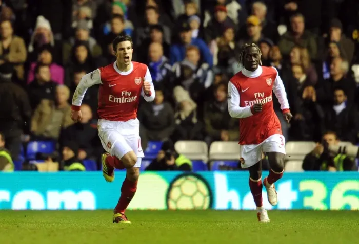 Framed Print : Robin van Persie celebrates scoring the 1st Arsenal goal with Bacary Sagna