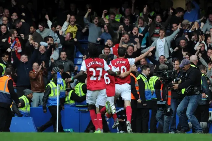 Framed Print : Robin van Persie celebrates scoring his 2nd goal Arsenals 4th. Chelsea 3: 5 Arsenal