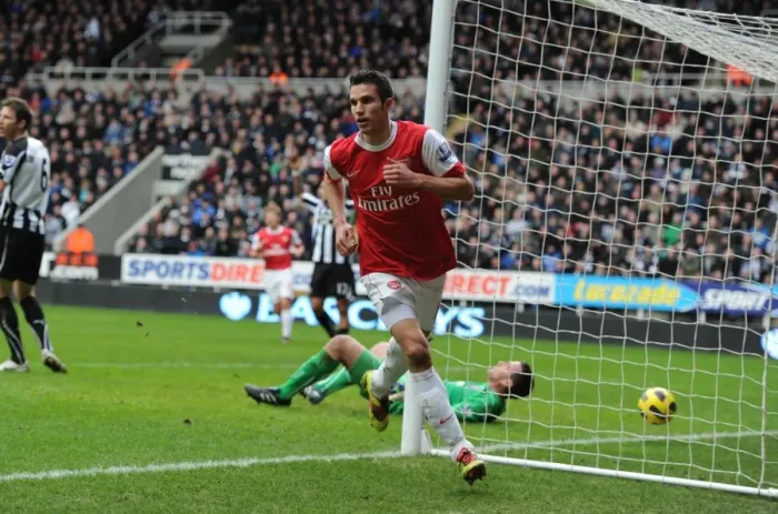 Framed Print : Robin van Persie celebrates scoring the 4th Arsenal goal. Newcastle United 4: 4 Arsenal