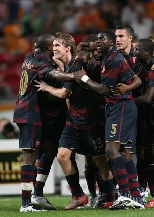 Framed Print : Robin van Persie celebrates scoring the Arsenal goal with William Gallas