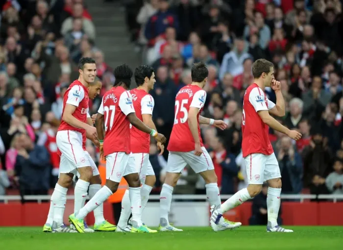 Framed Print : Robin van Persie celebrates scoring Arsenals 1st goal with his team mates