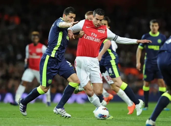 Framed Print : Robin van Persie Charges Past Wigan's Alcaraz: Arsenal vs Wigan Athletic, Premier League 2011-12