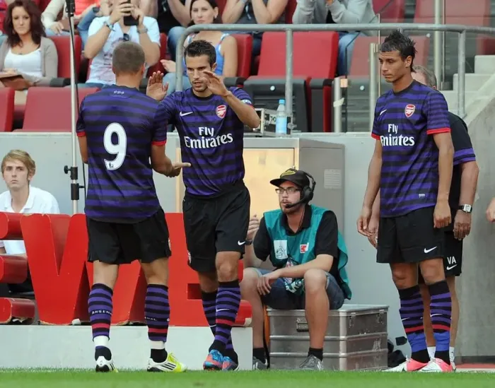 Framed Print : Robin van Persie comes on for Lukas Podolski (Arsenal). Cologne 0: 4 Arsenal