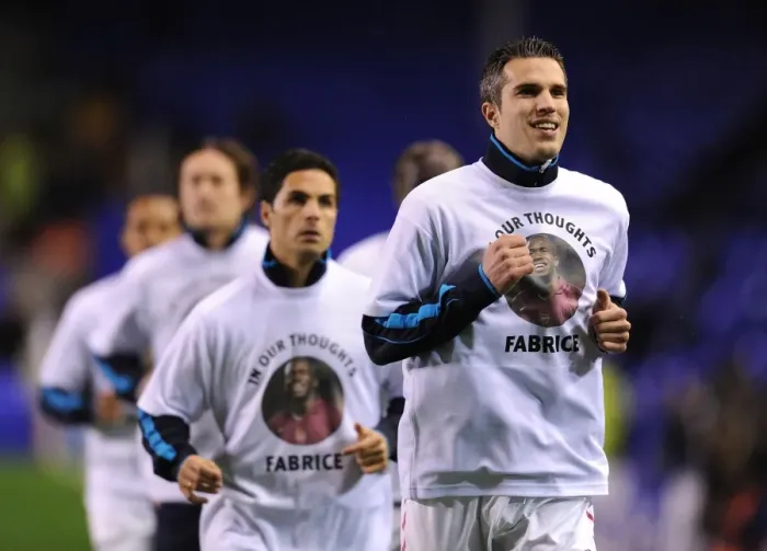 Framed Print : Robin van Persie Gears Up: Everton vs Arsenal, Premier League 2011-12