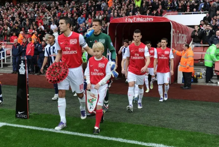 Framed Print : Robin van Persie Leads Arsenal Out in Premier League Clash against West Bromwich Albion (2011-12) Framed Print : Robin van Persie Leads Arsenal Out in Premier League Clash against West Bromwich Albion (2011-12)