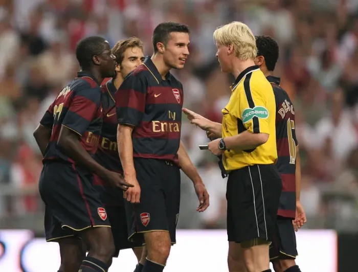 Framed Print : Robin van Persie, Manu Eboue and Mathieu Flamini (Arsenal) talk to the referee
