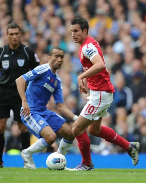 Framed Print : Robin van Persie Outmaneuvers Bosingwa: Arsenal's Thrilling Victory Over Chelsea, 2011-12 Premier League