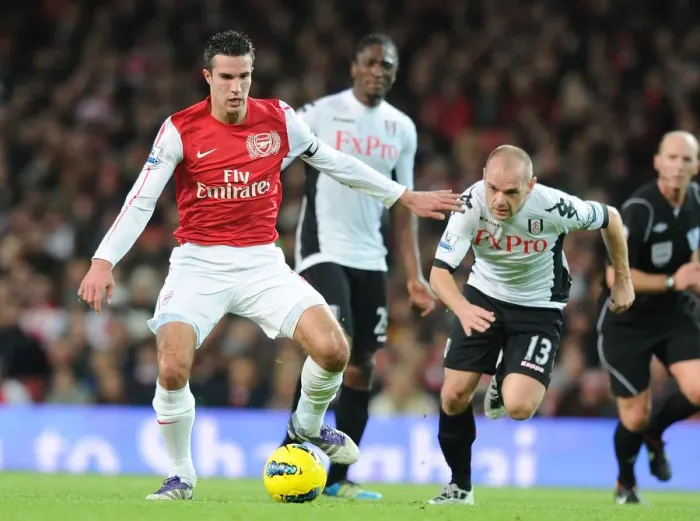 Framed Print : Robin van Persie Outmaneuvers Danny Murphy: Arsenal vs Fulham, Premier League 2011-12 Framed Print : Robin van Persie Outmaneuvers Danny Murphy: Arsenal vs Fulham, Premier League 2011-12