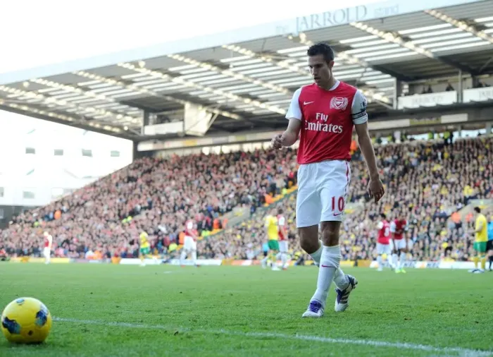 Framed Print : Robin van Persie Prepares for Corner at Norwich City vs Arsenal (2011-12)