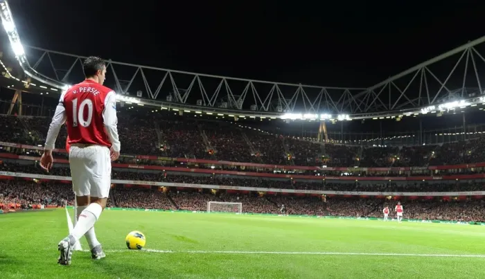 Framed Print : Robin van Persie Readies for Corner Kick: Arsenal vs. Fulham, Premier League 2011-12