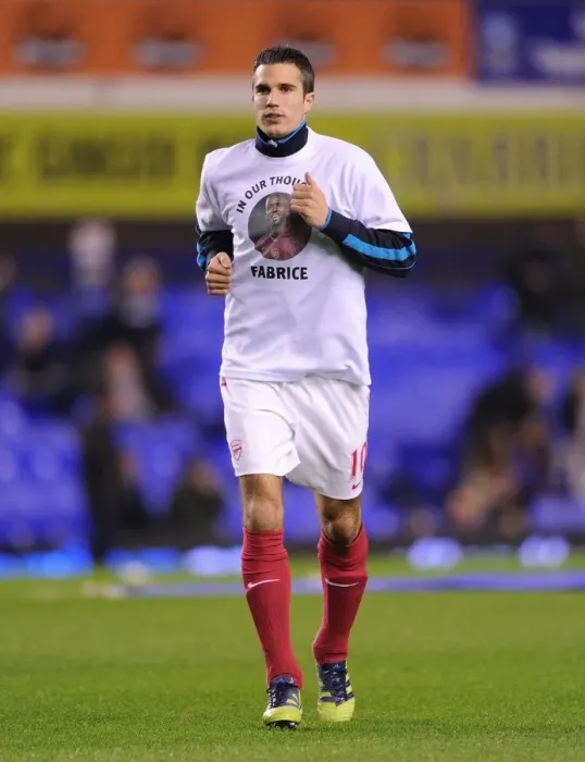 Framed Print : Robin van Persie Readies for Everton vs Arsenal Clash (2011-12)